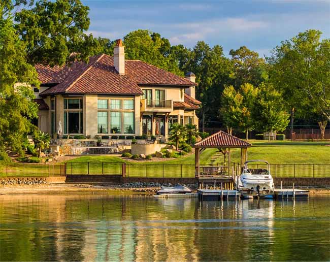 beautiful-view-of-a-lakefront-property